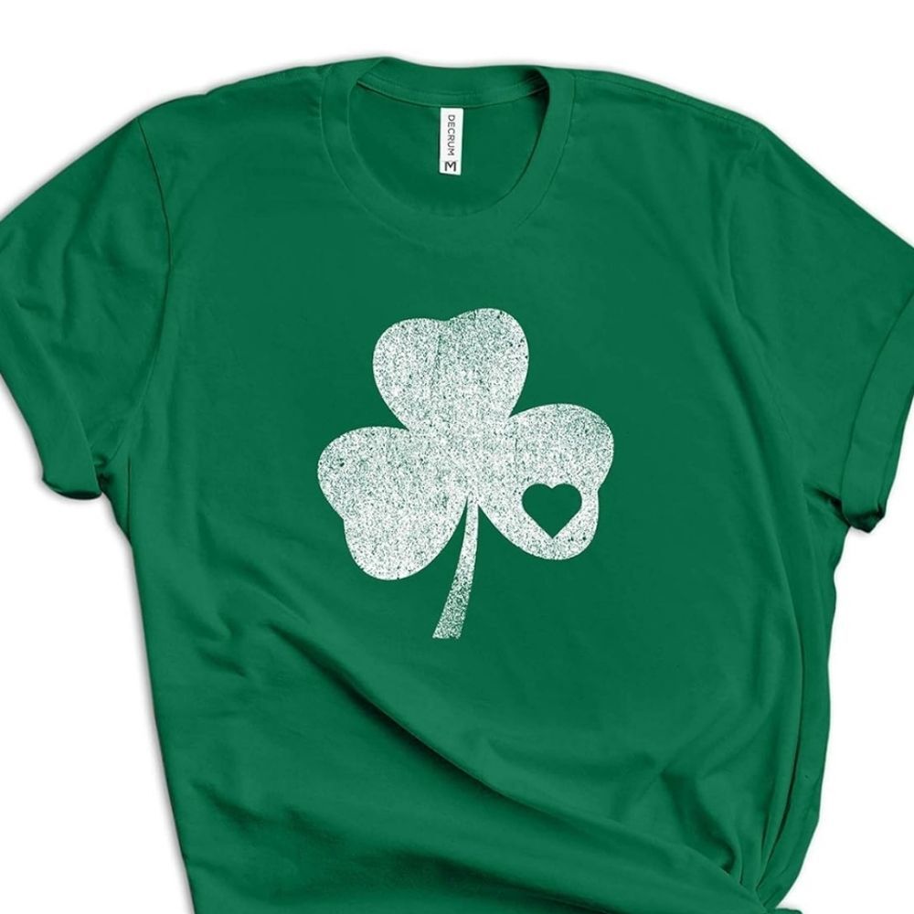 NWT Mens Green Shamrock Heart Short Sleeve Tee